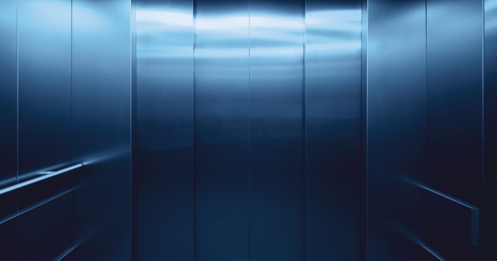 Closed lift landing doors
